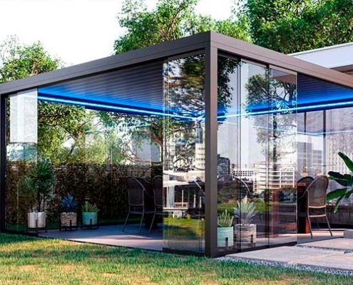 cerramiento con cortinas de cristal y pérgola bioclimática