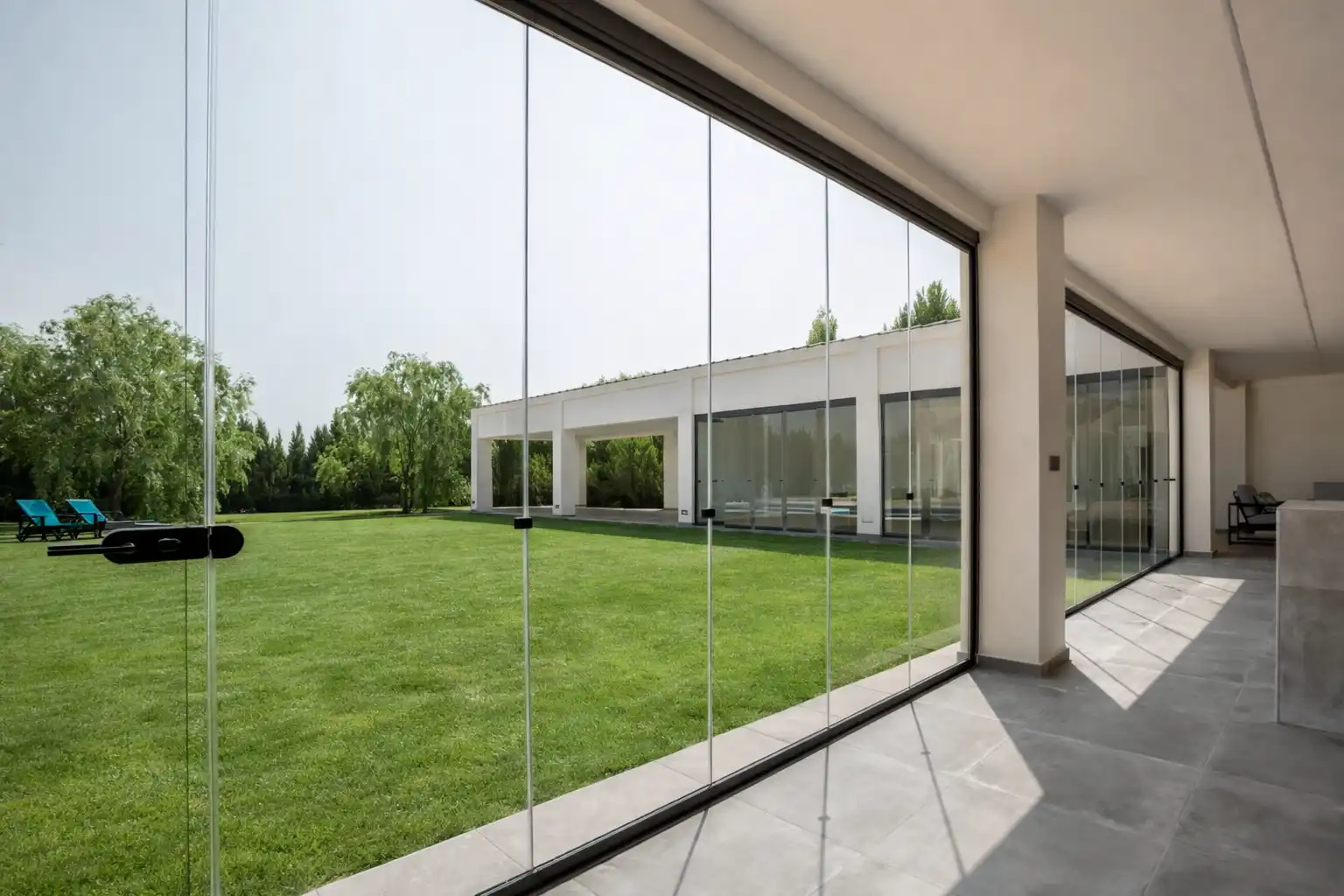 galeria de cristal con jardín de fondo