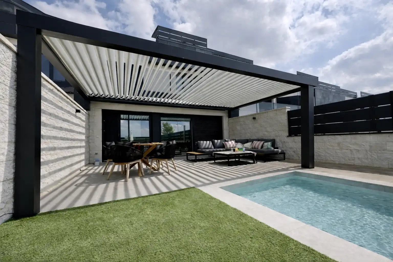 Pérgola bioclimática adosada en terraza