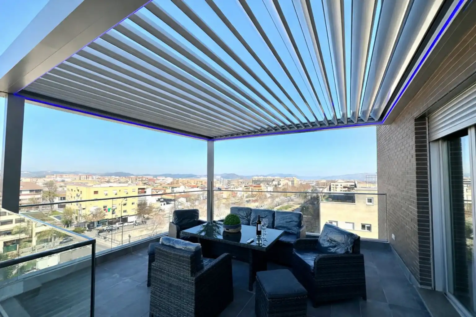 Pérgola bioclimática adosada