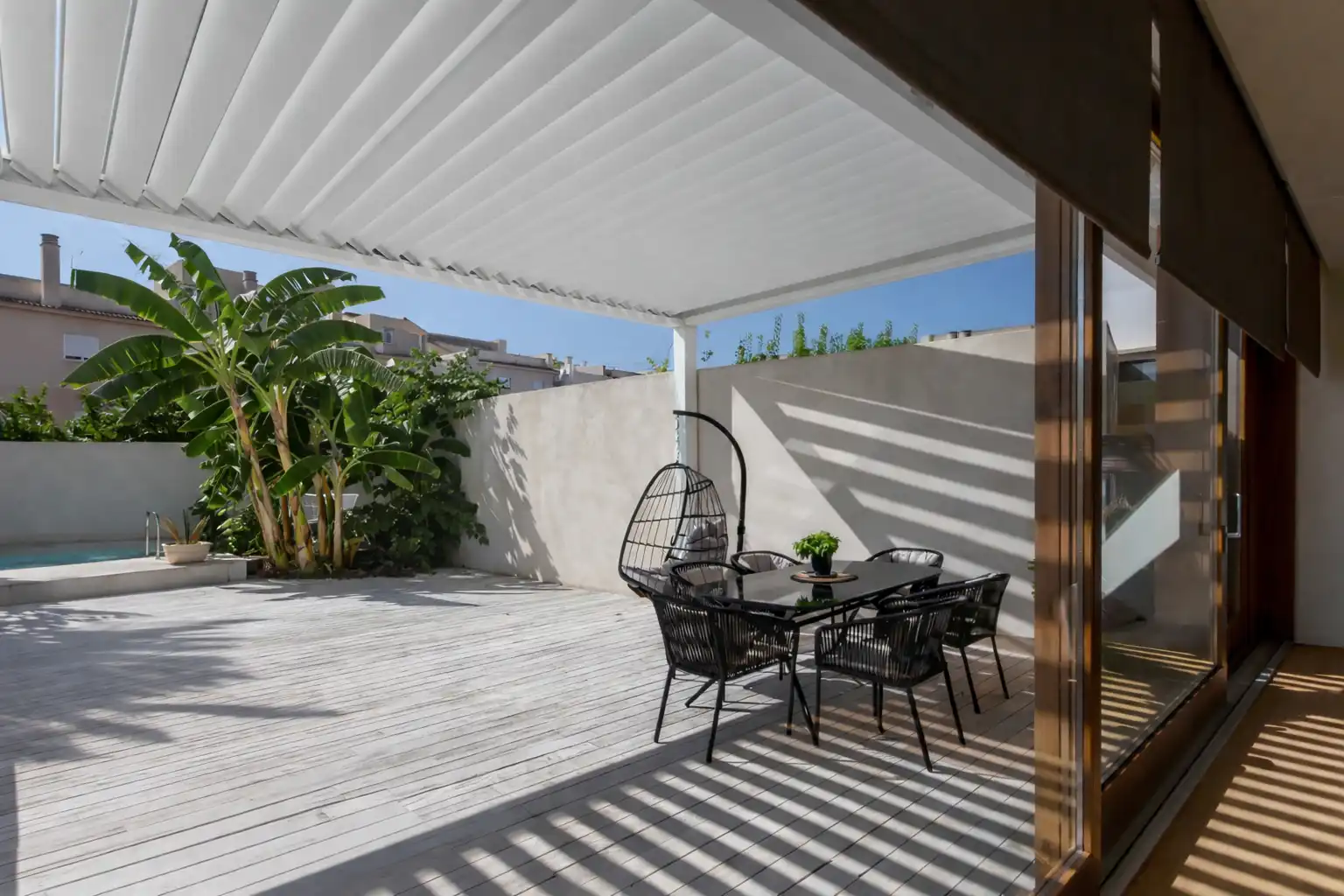 pérgola bioclimática adosada para terraza