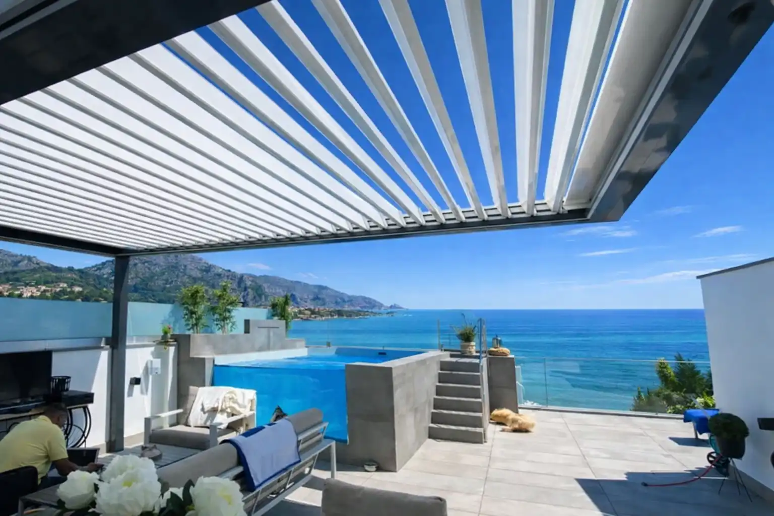 pérgola bioclimática con sistema de lamas orientables