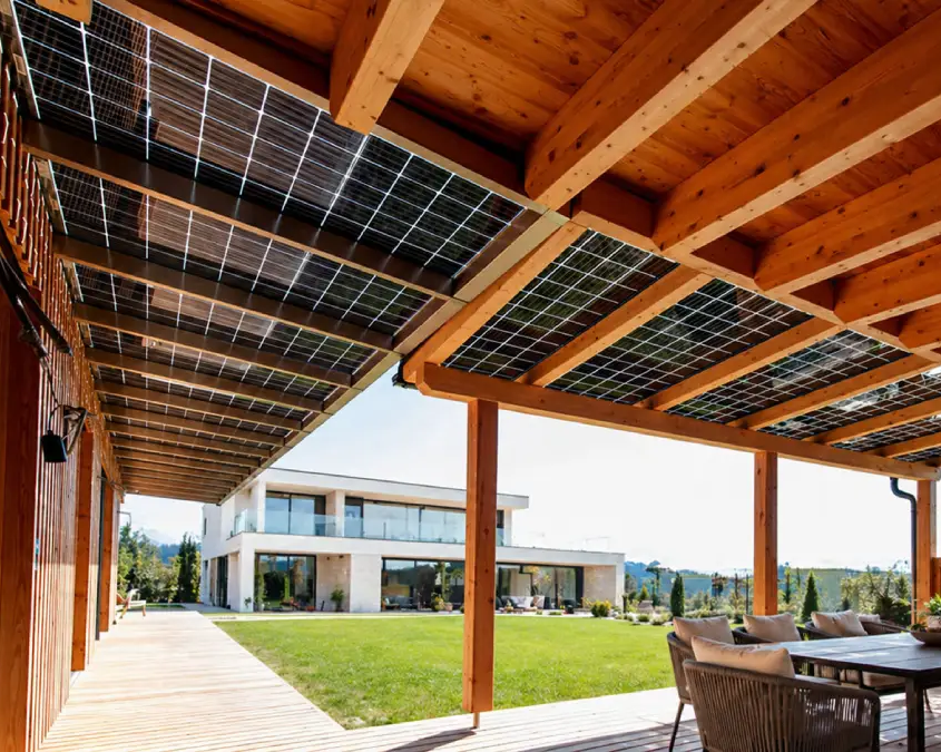 Pérgola con panel solar