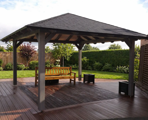 Pérgola de madera a cuatro aguas