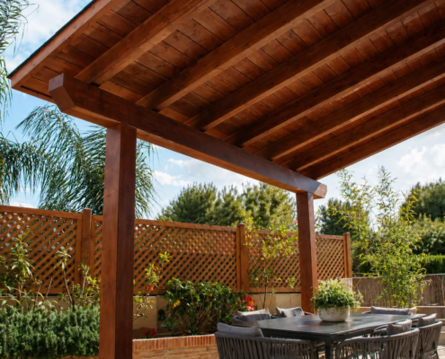 Pérgola de mádera inclinada