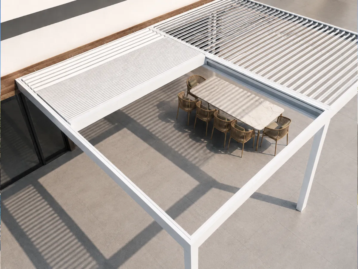 Pérgolas bioclimáticas retráctiles Pérgola bioclimática retráctil con el techo de lamas replegado