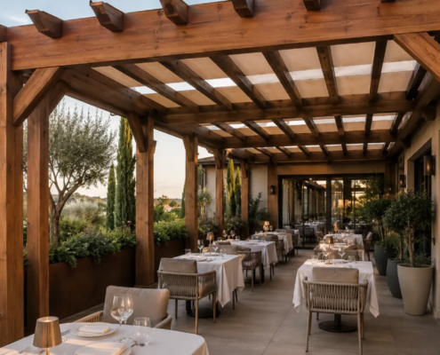 Pérgola de madera instalada en la terraza de un restaurante Pérgola de madera instalada en la terraza de un restaurante