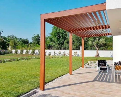 pérgola de madera adosada a la pared